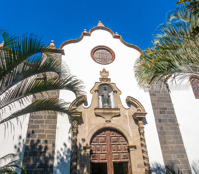 美丽的巴洛克风格faÃ圣弗朗西斯教堂(Iglesia de San Francisco)立面，西班牙特内里费岛的圣克鲁斯